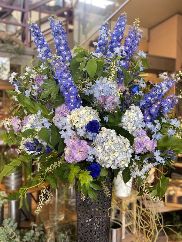 青いお花のスタンド花